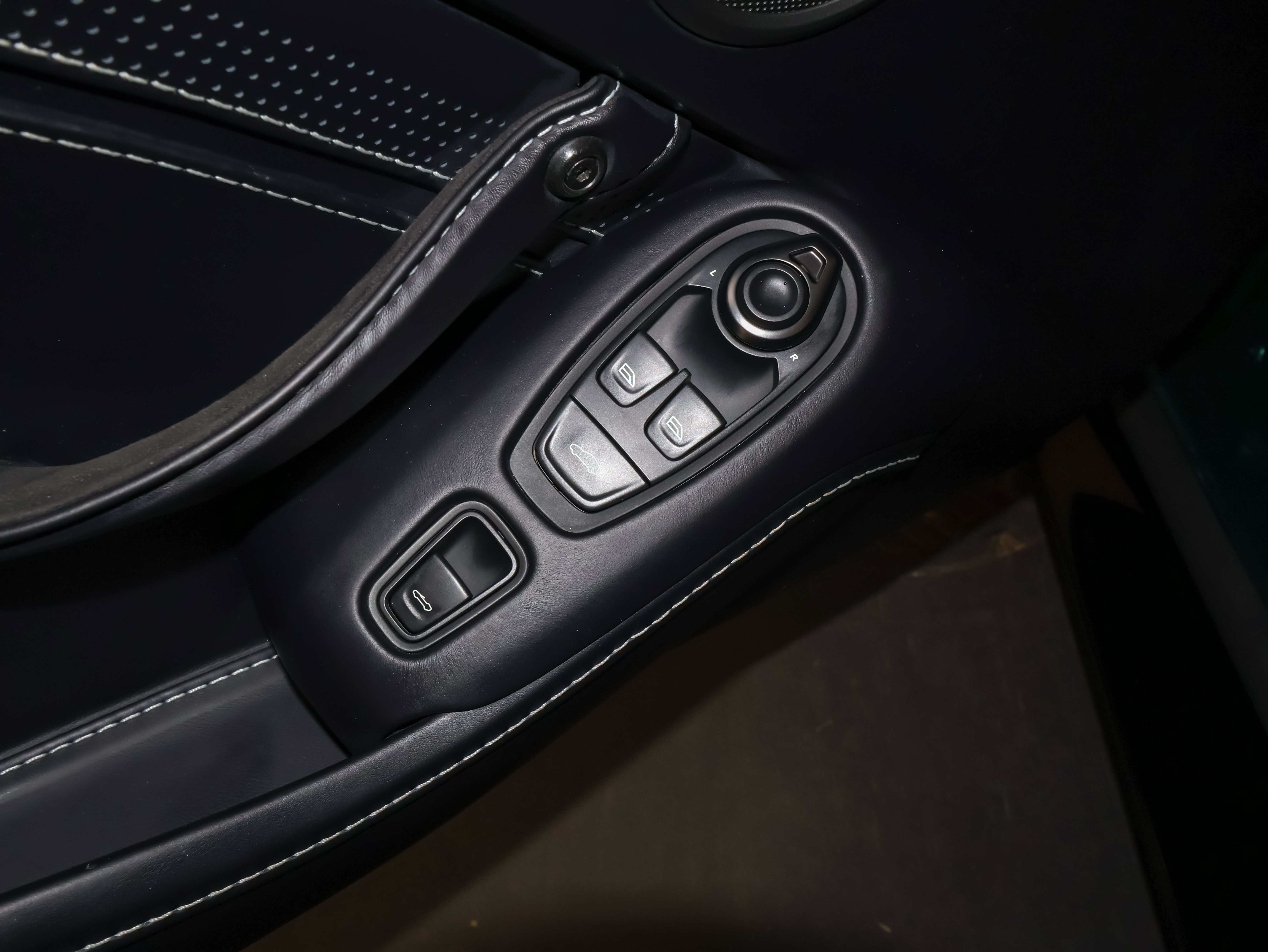 Used 2023 Aston Martin V8 Vantage Roadster RWD image 18