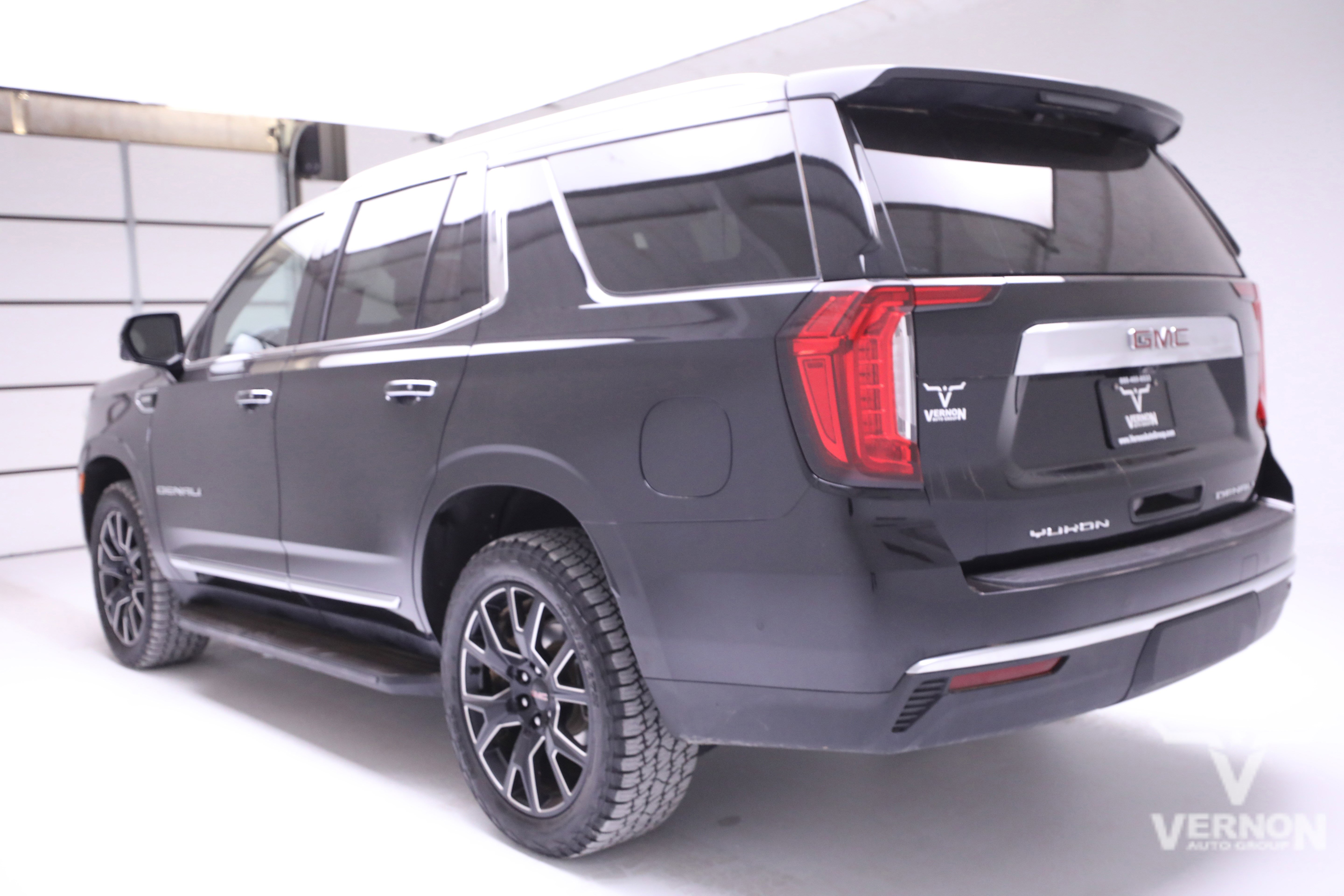 Used 2024 GMC Yukon Denali w/ Advanced Technology Package image 3