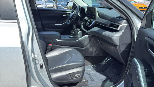Used 2023 Toyota Highlander XLE FWD image 13