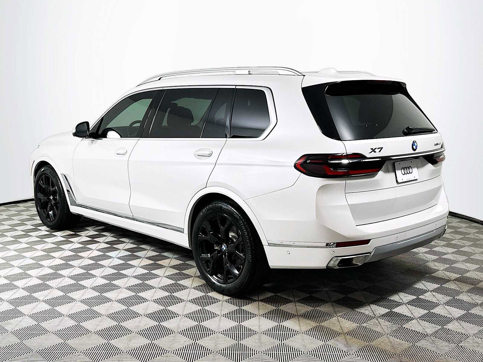 Used 2024 BMW X7 xDrive40i w/ Premium Package image 5
