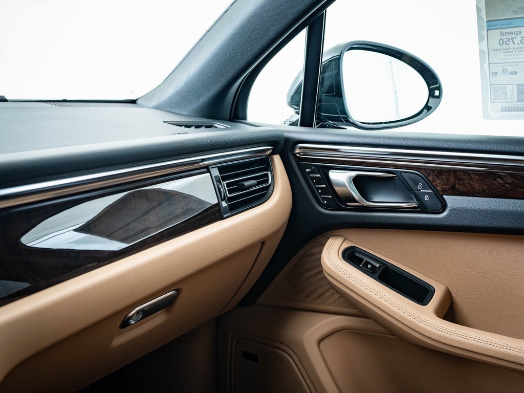 Certified 2025 Porsche Macan image 36