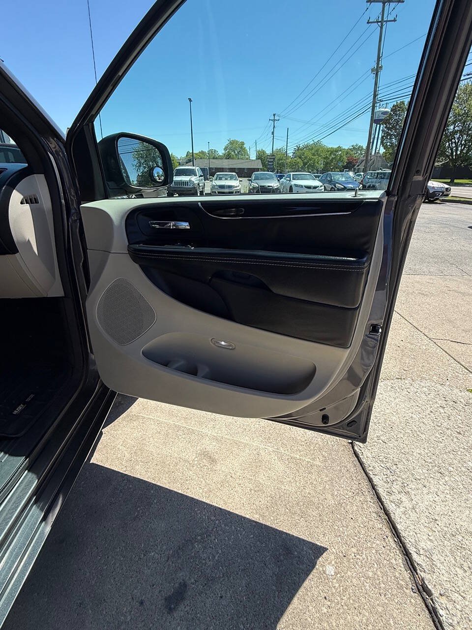 Used 2017 Dodge Grand Caravan SXT FWD image 7