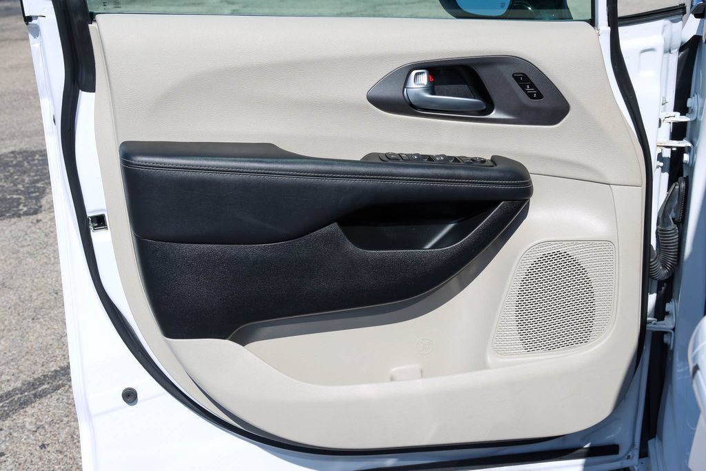 Used 2024 Chrysler Pacifica Touring-L FWD image 4