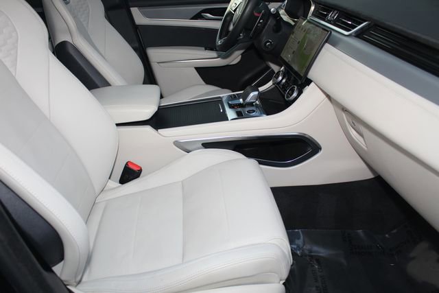 Used 2023 Jaguar F-PACE SVR image 3
