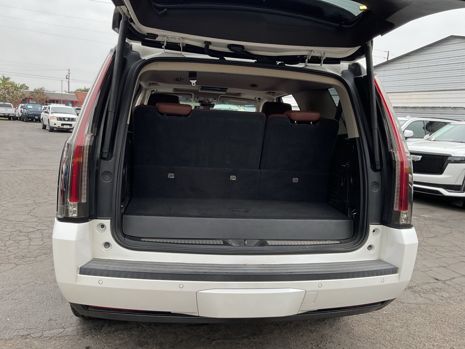 Used 2017 Cadillac Escalade Premium Luxury RWD image 25