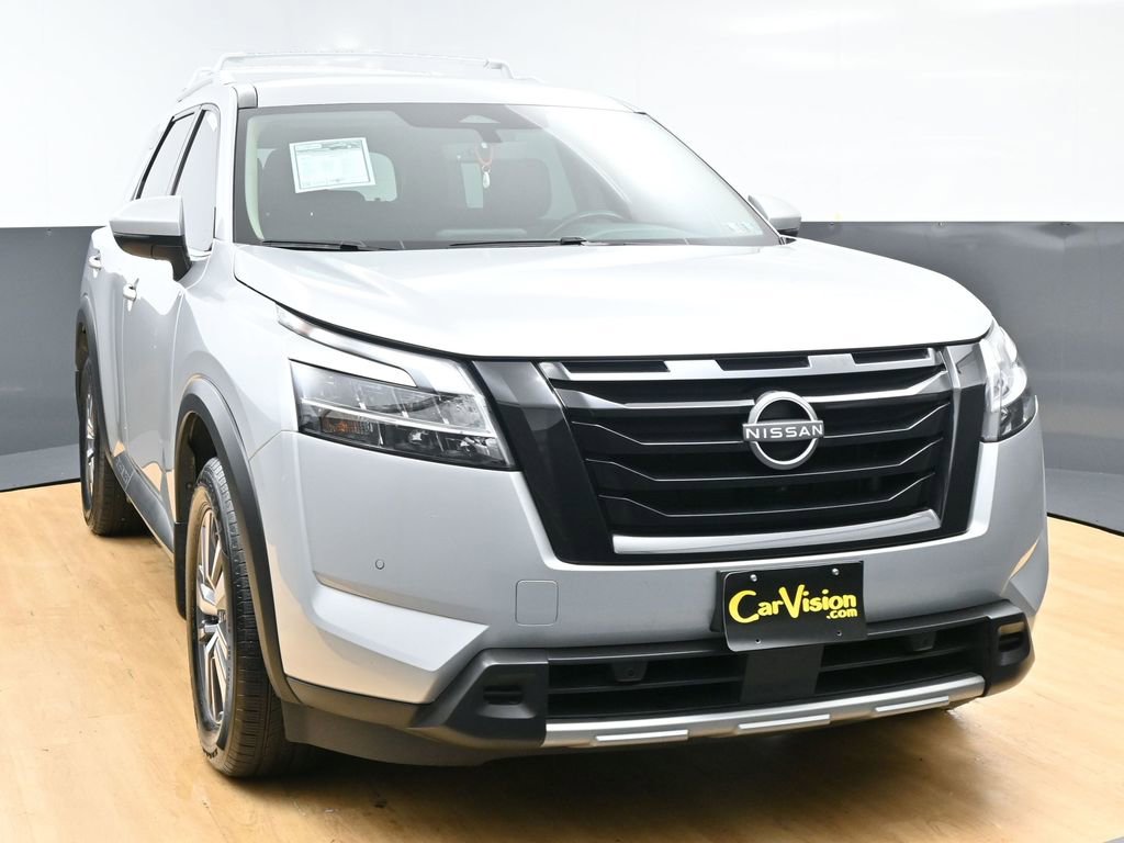 Used 2023 Nissan Pathfinder SL w/ Black Appearance Package image 4