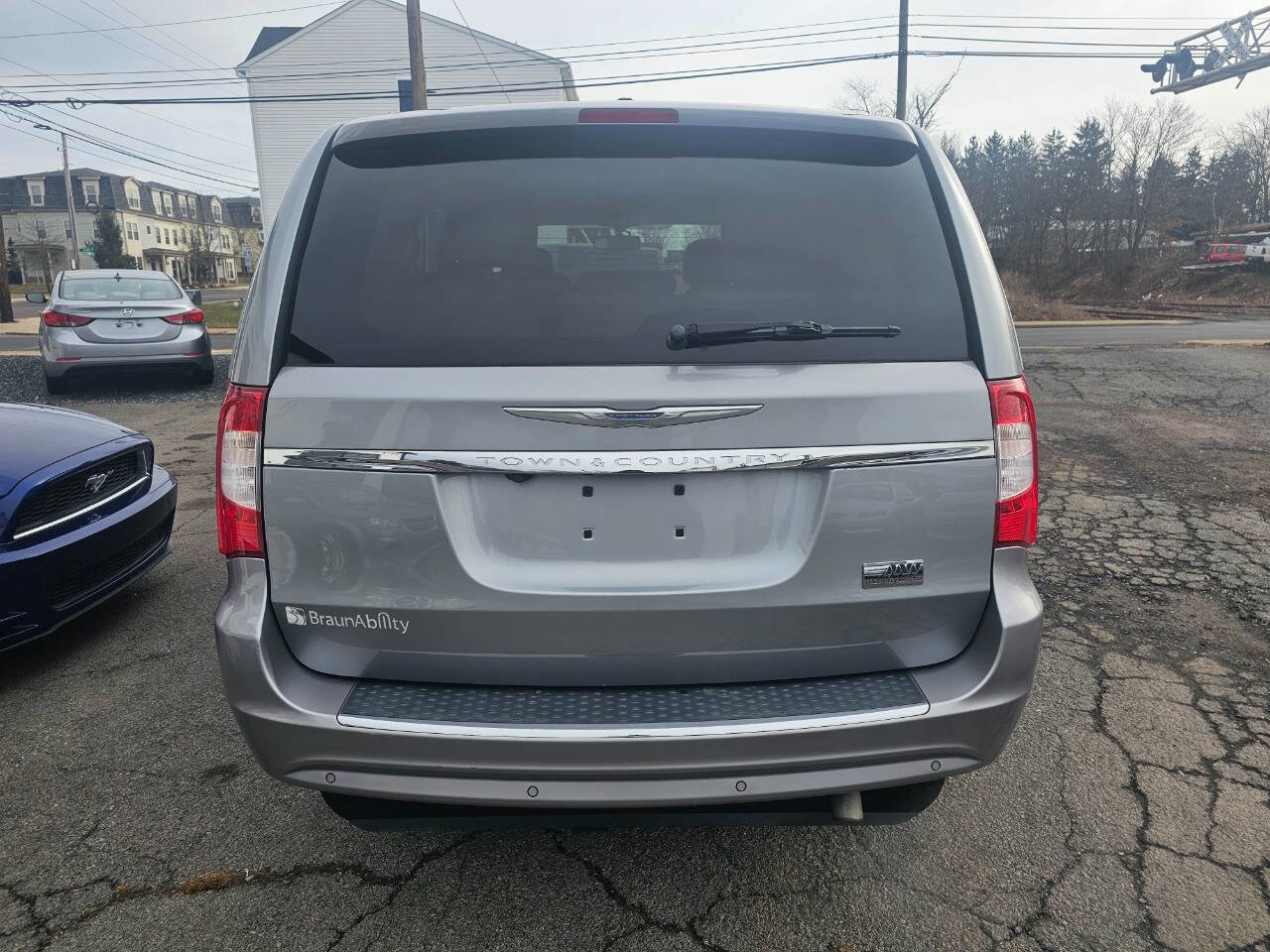 Used 2014 Chrysler Town & Country Touring-L w/ Driver Convenience Group image 13