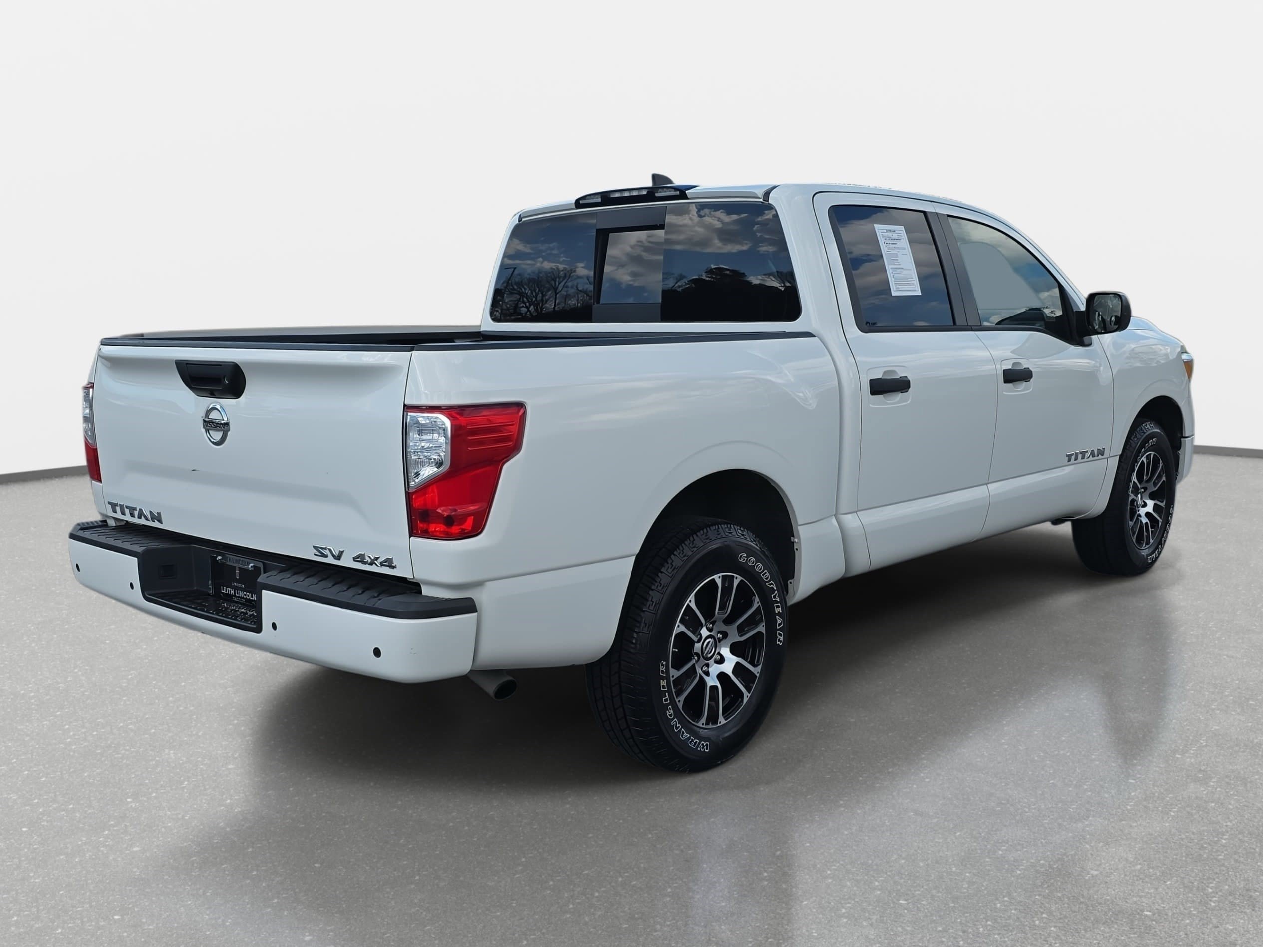 Used 2022 Nissan Titan SV image 5