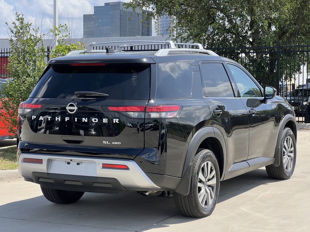 Certified 2025 Nissan Pathfinder SL image 4