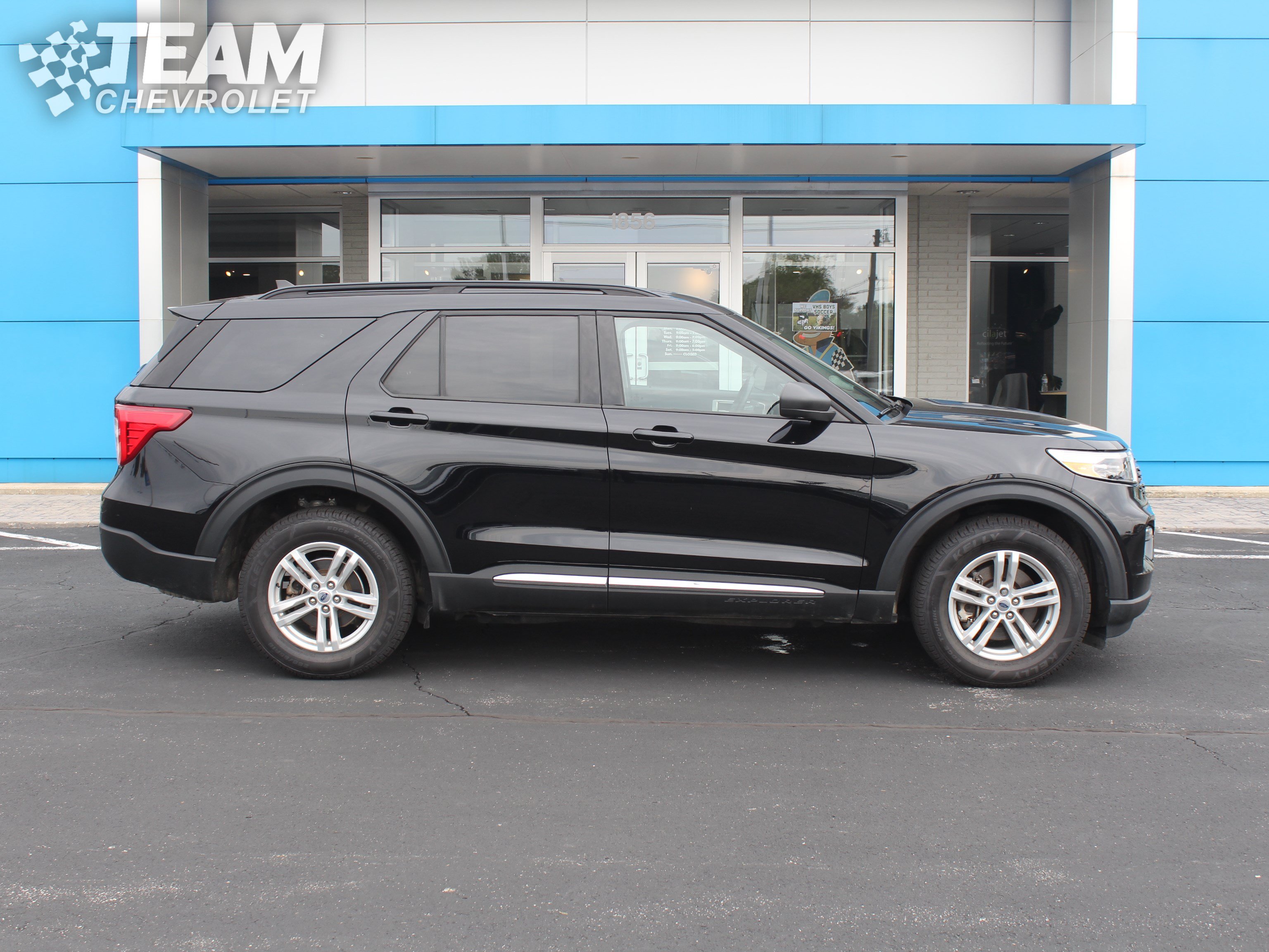 Used 2024 Ford Explorer XLT w/ Equipment Group 202A AWD/4WD image 3