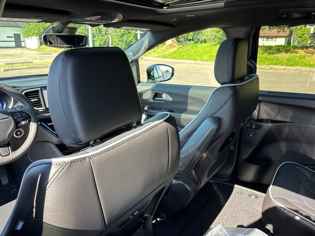New 2027 Chrysler Pacifica Limited w/ Family Tech Group FWD image 10