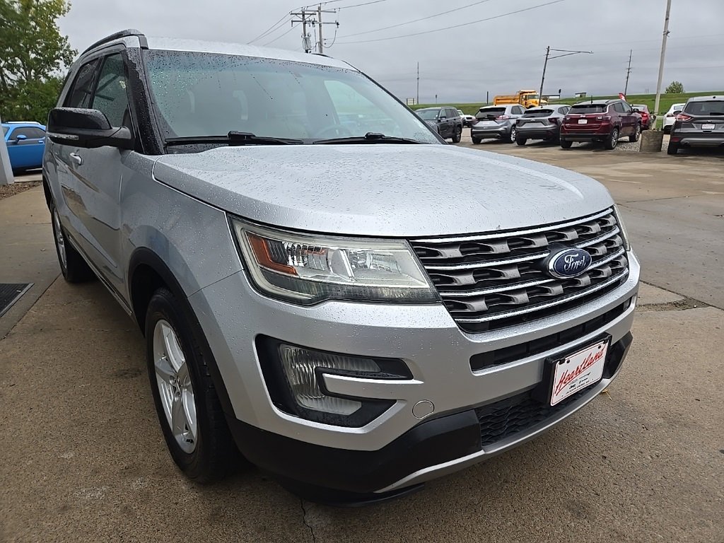Used 2017 Ford Explorer XLT image 18