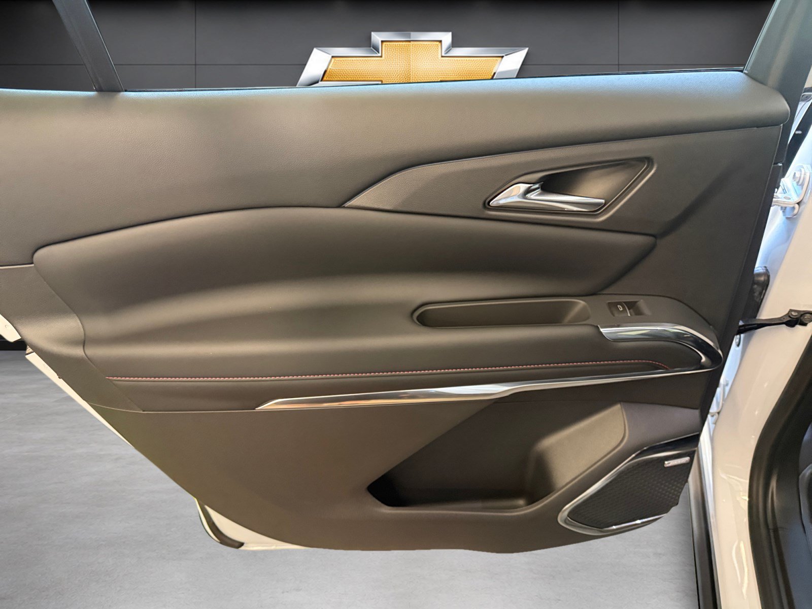 New 2027 Chevrolet Traverse RS w/ LPO, Floor Liner Package FWD image 20