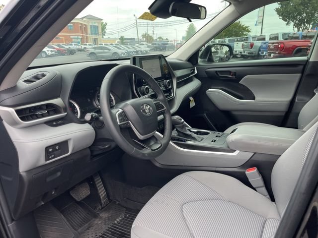 Used 2024 Toyota Highlander LE FWD image 7