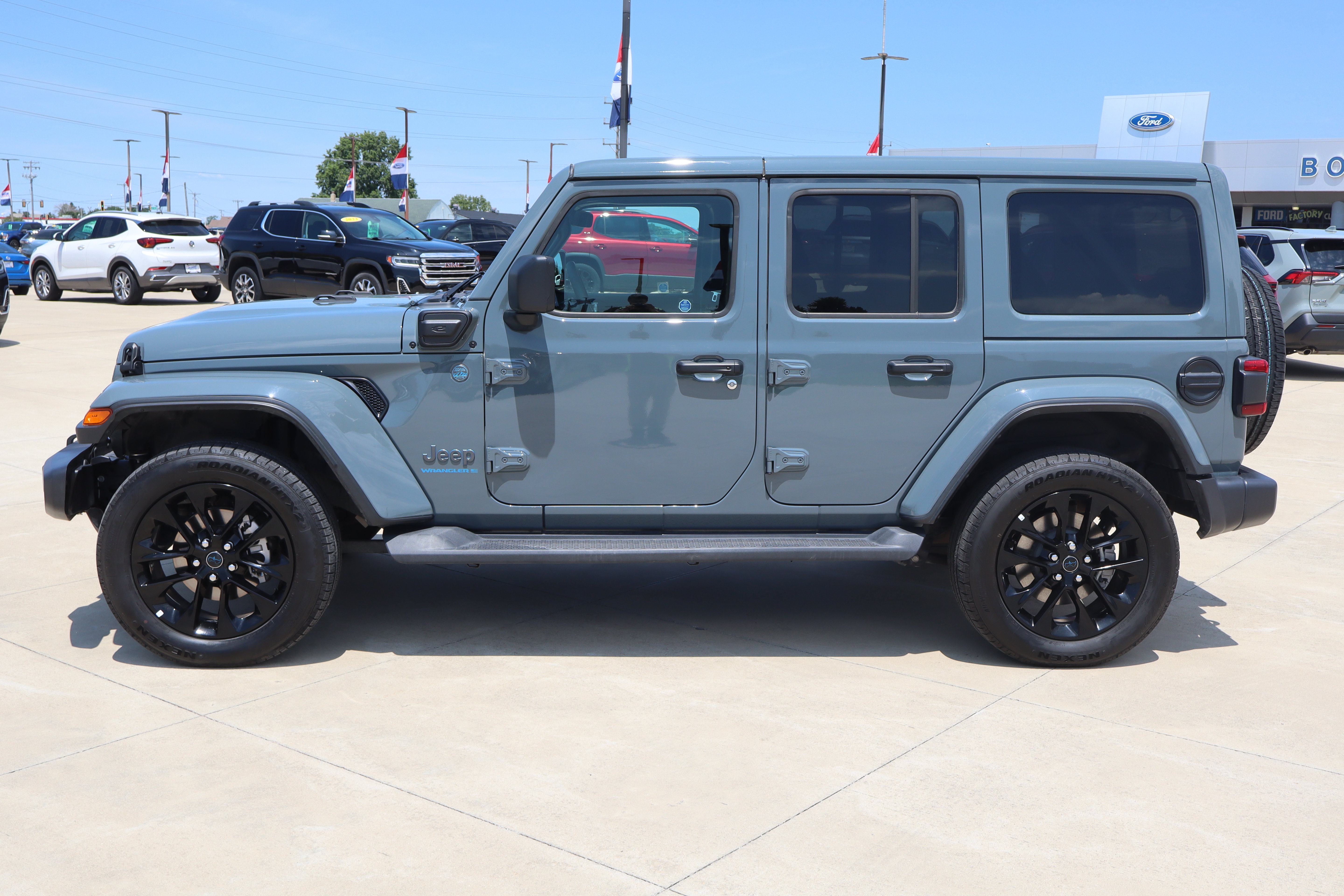 Used 2025 Jeep Wrangler Unlimited Sahara AWD/4WD image 8