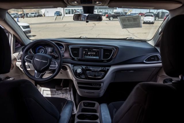 Used 2022 Chrysler Voyager LX FWD image 13