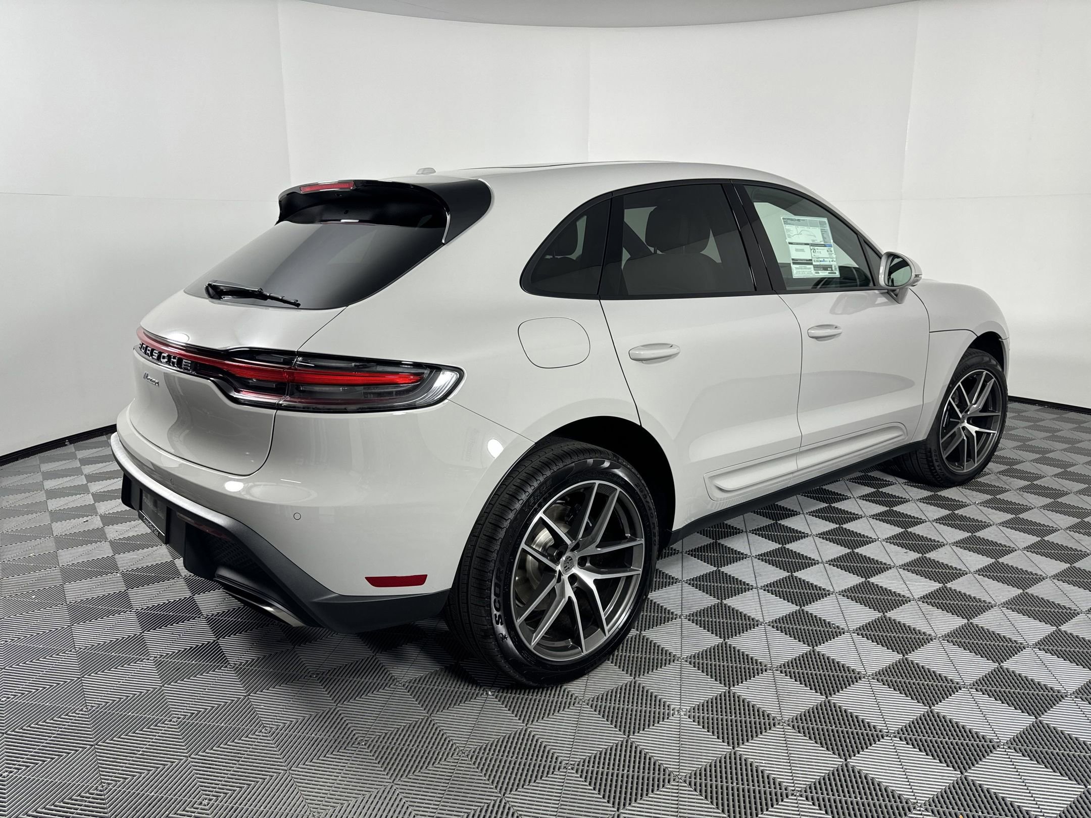 Certified 2025 Porsche Macan image 7
