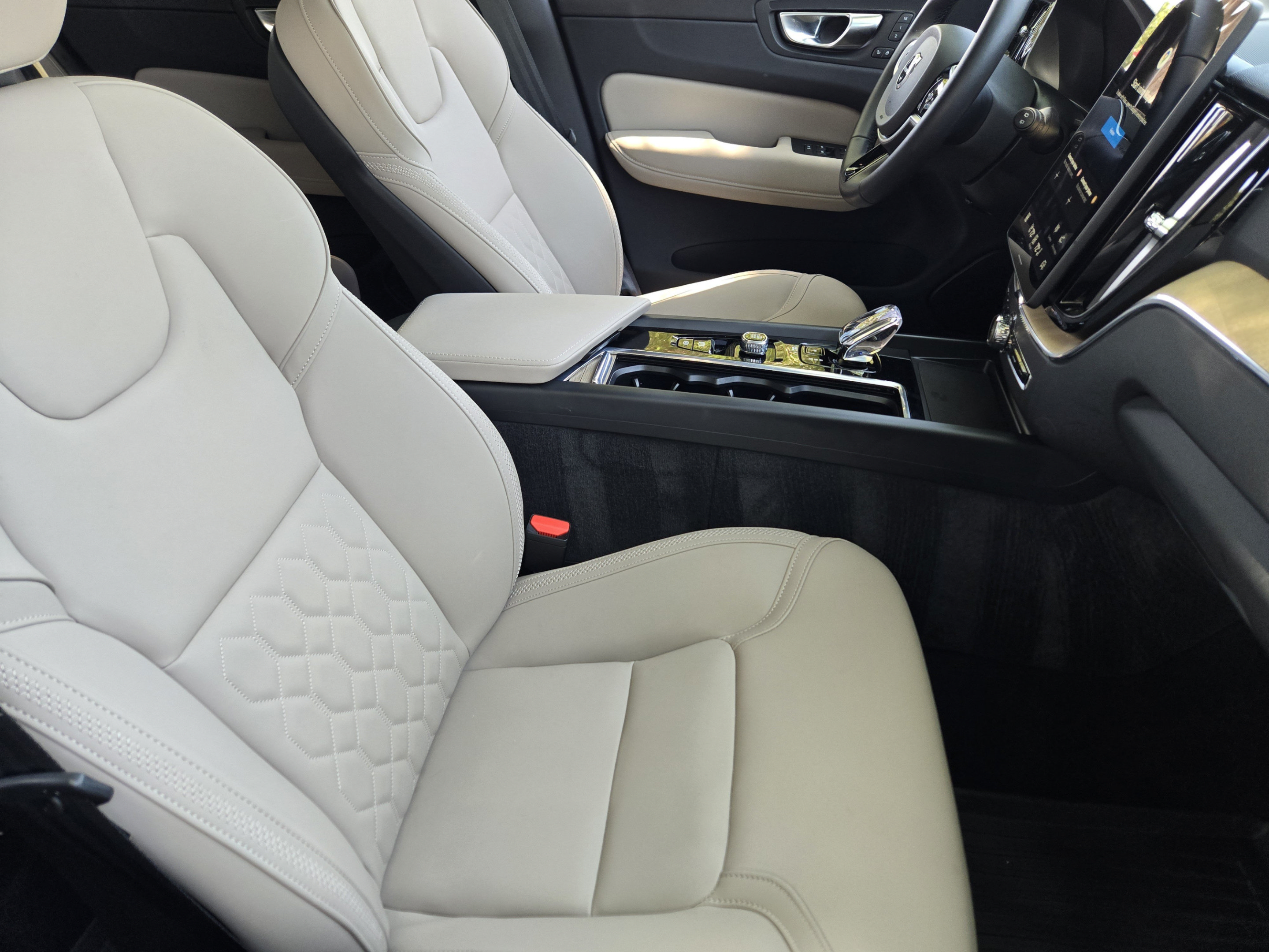 Certified 2026 Volvo XC60 B5 Plus w/ Protection Package Premier AWD/4WD image 13