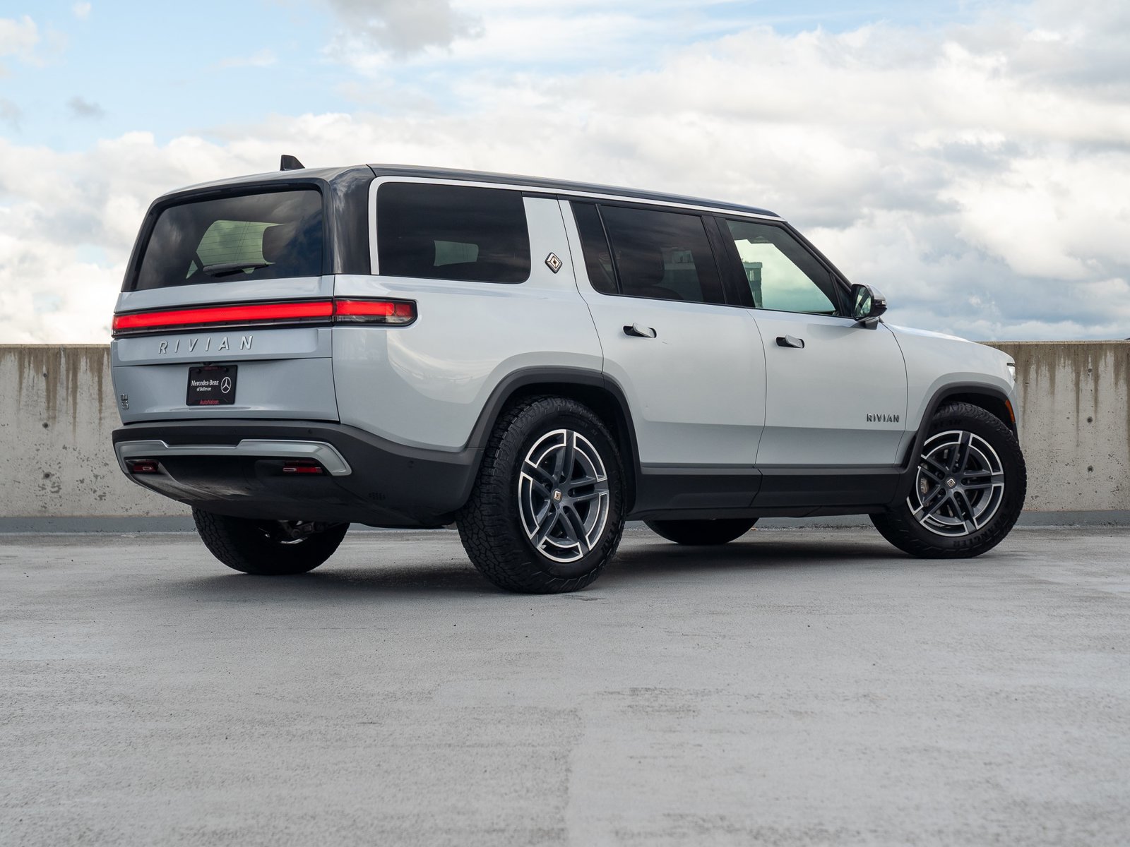 Used 2025 Rivian R1S Adventure Dual AWD/4WD image 4