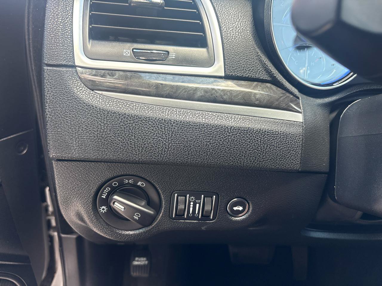 Used 2011 Chrysler 300 Limited w/ Sound Group RWD image 15