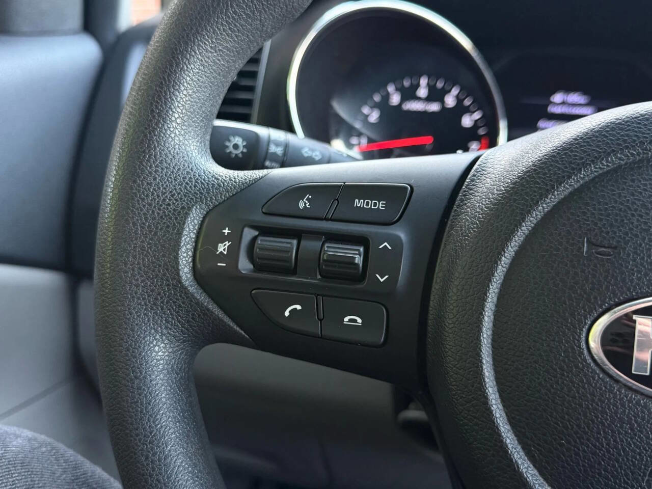 Used 2020 Kia Sedona LX FWD image 9