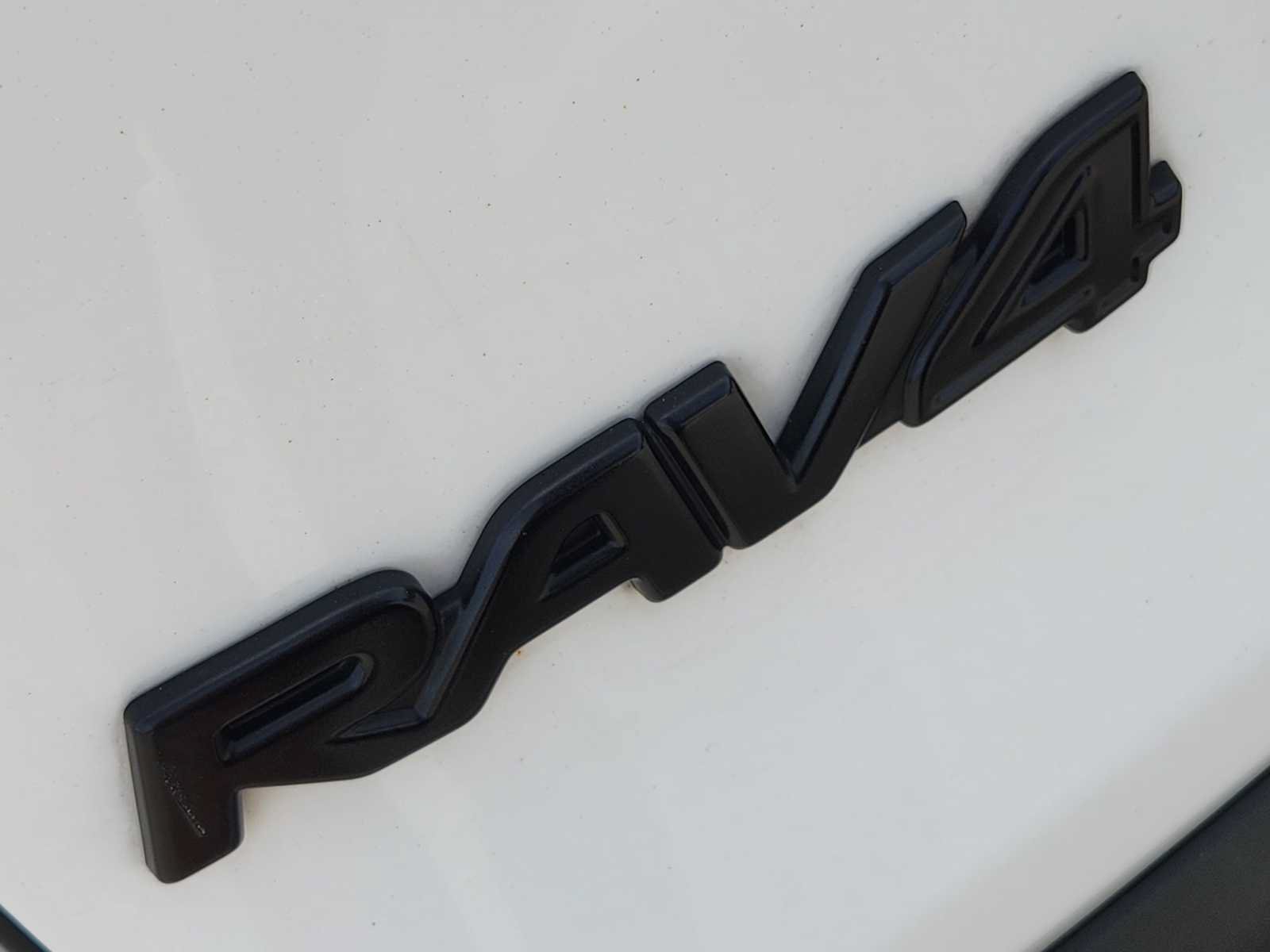 Used 2021 Toyota RAV4 LE FWD image 11