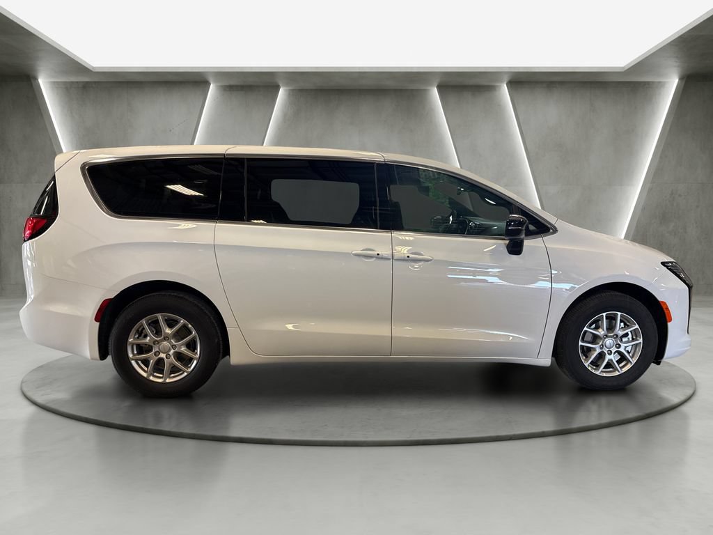 New 2027 Chrysler Pacifica Select FWD image 6