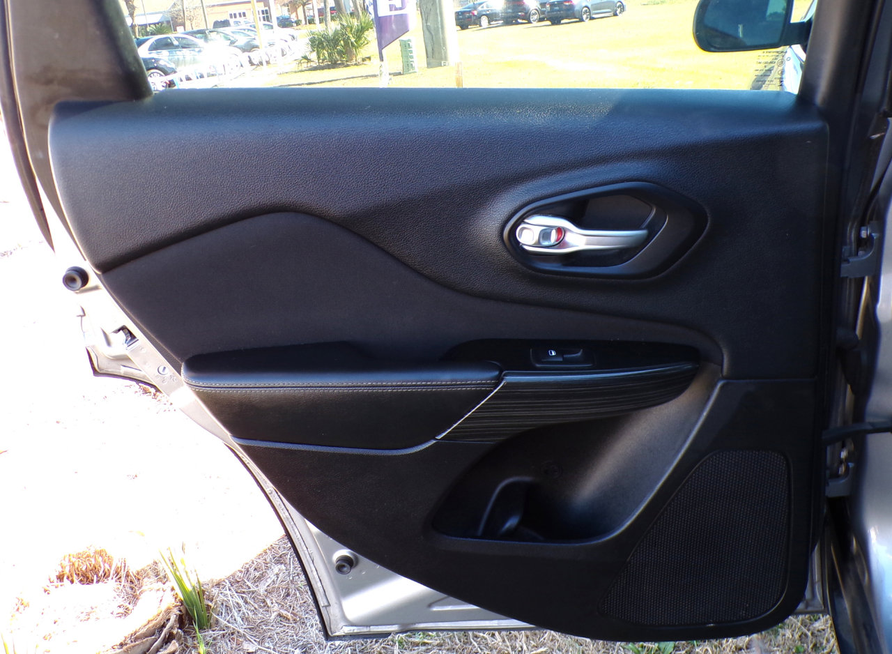 Used 2014 Jeep Cherokee Latitude w/ Comfort/Convenience Group image 35