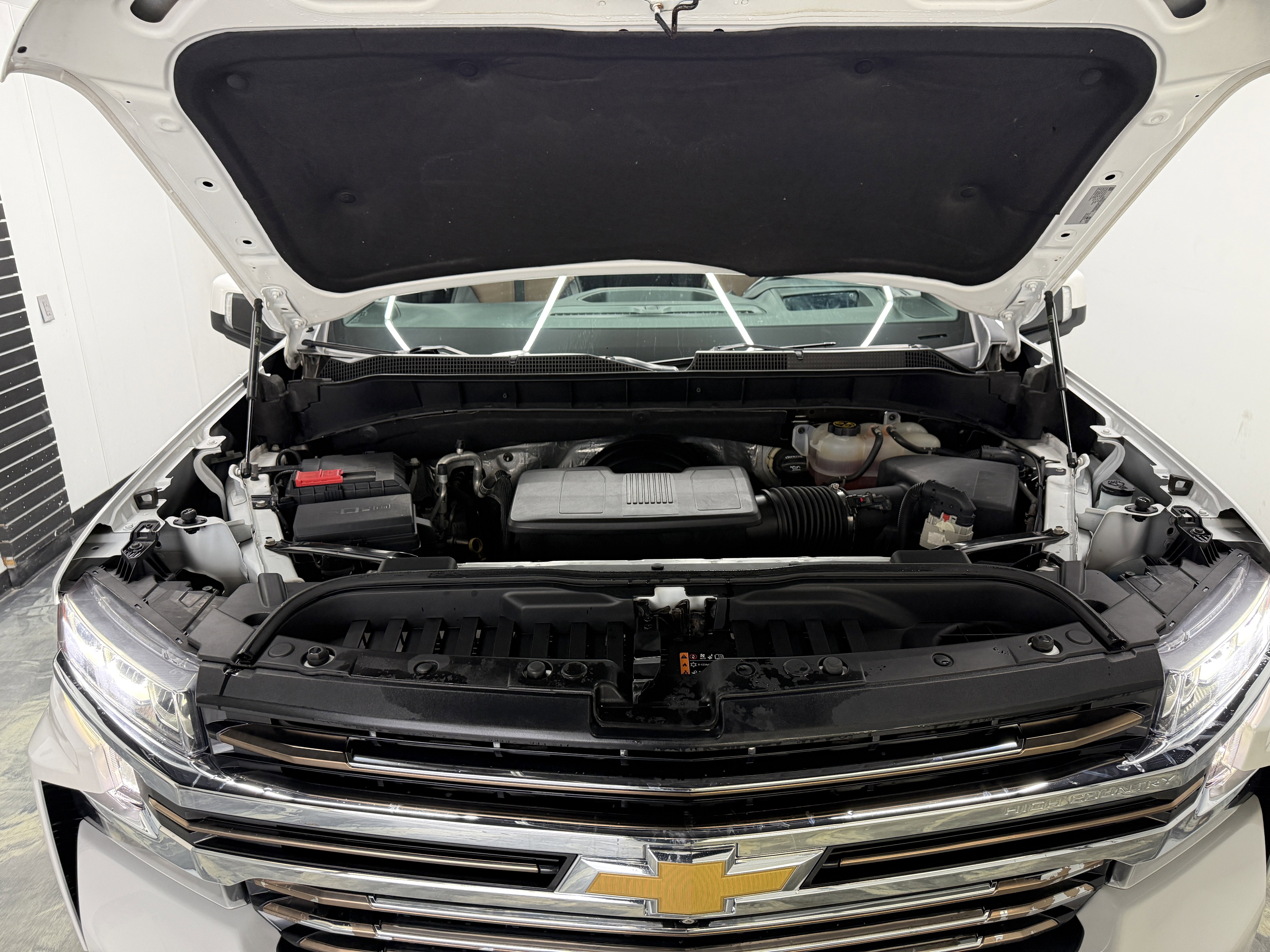 Used 2022 Chevrolet Silverado 1500 High Country w/ Technology Package image 32