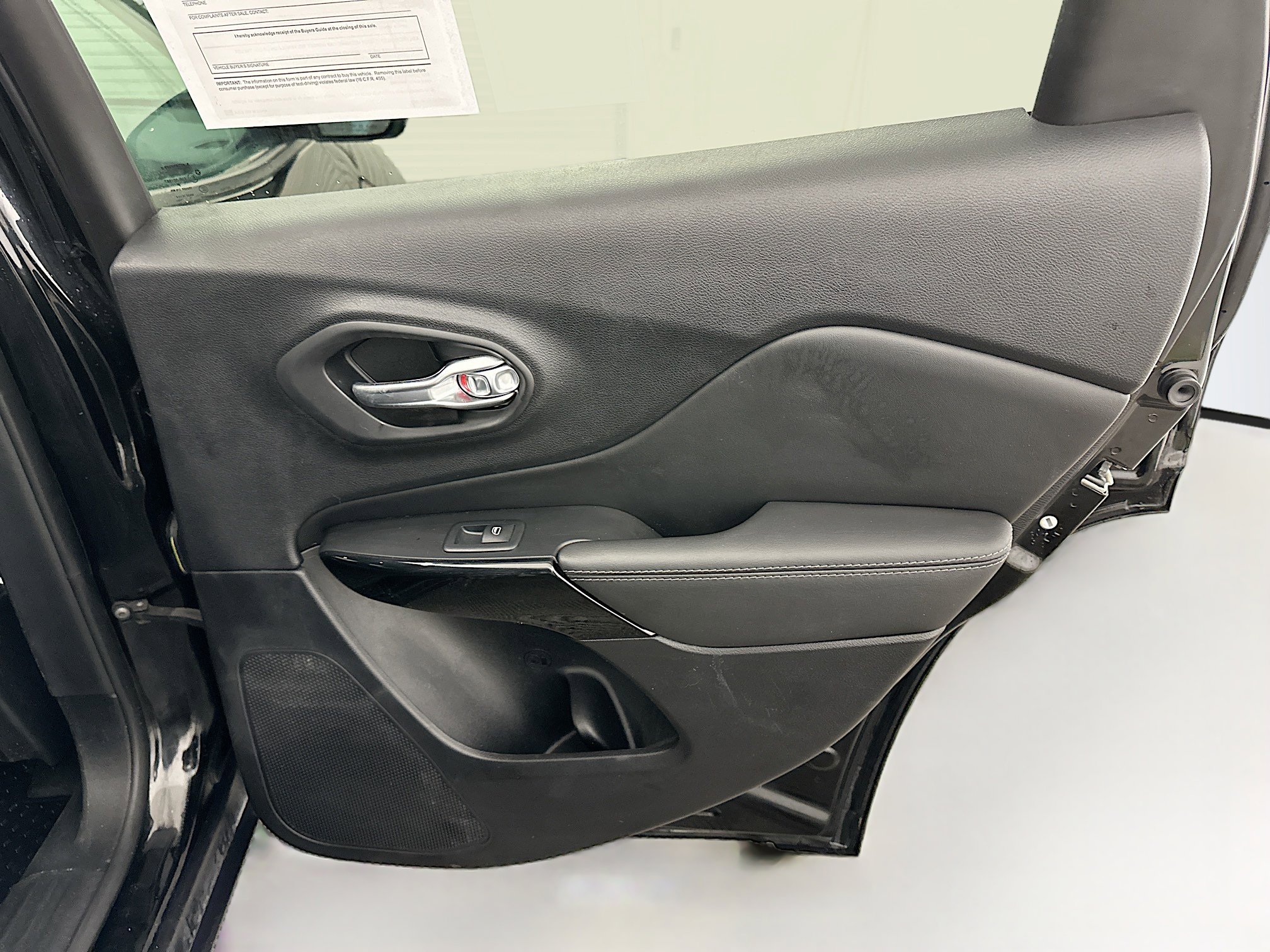 Used 2023 Jeep Cherokee Altitude Lux image 32