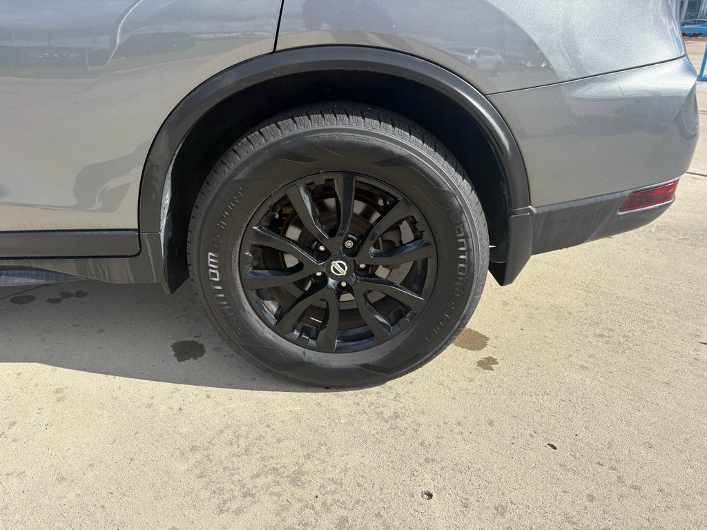 Used 2017 Nissan Rogue SV w/ Midnight Edition Package image 30