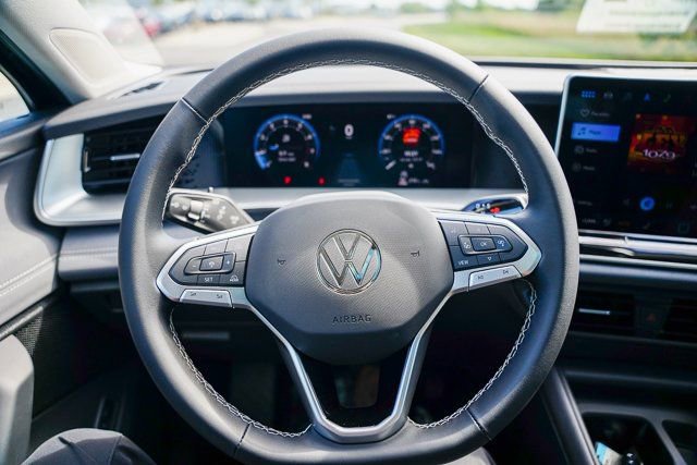 Used 2025 Volkswagen Tiguan SE w/ Panoramic Sunroof Package image 13