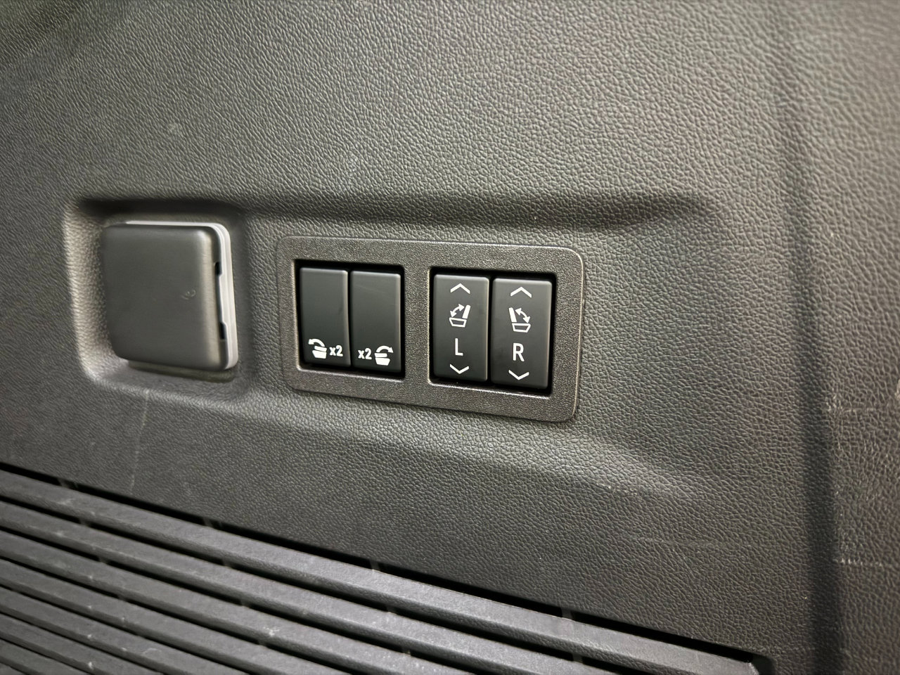 Used 2023 Chevrolet Suburban Premier image 28