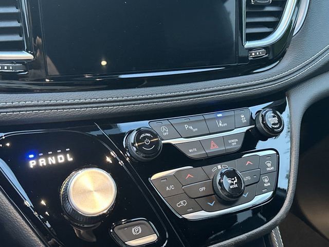 New 2026 Chrysler Pacifica Limited image 24