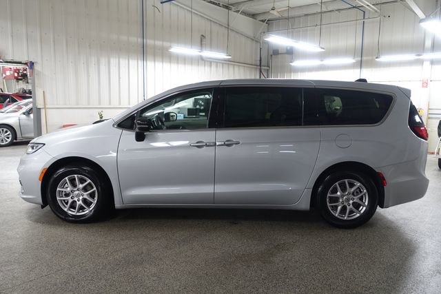 Used 2024 Chrysler Pacifica Touring-L FWD image 4