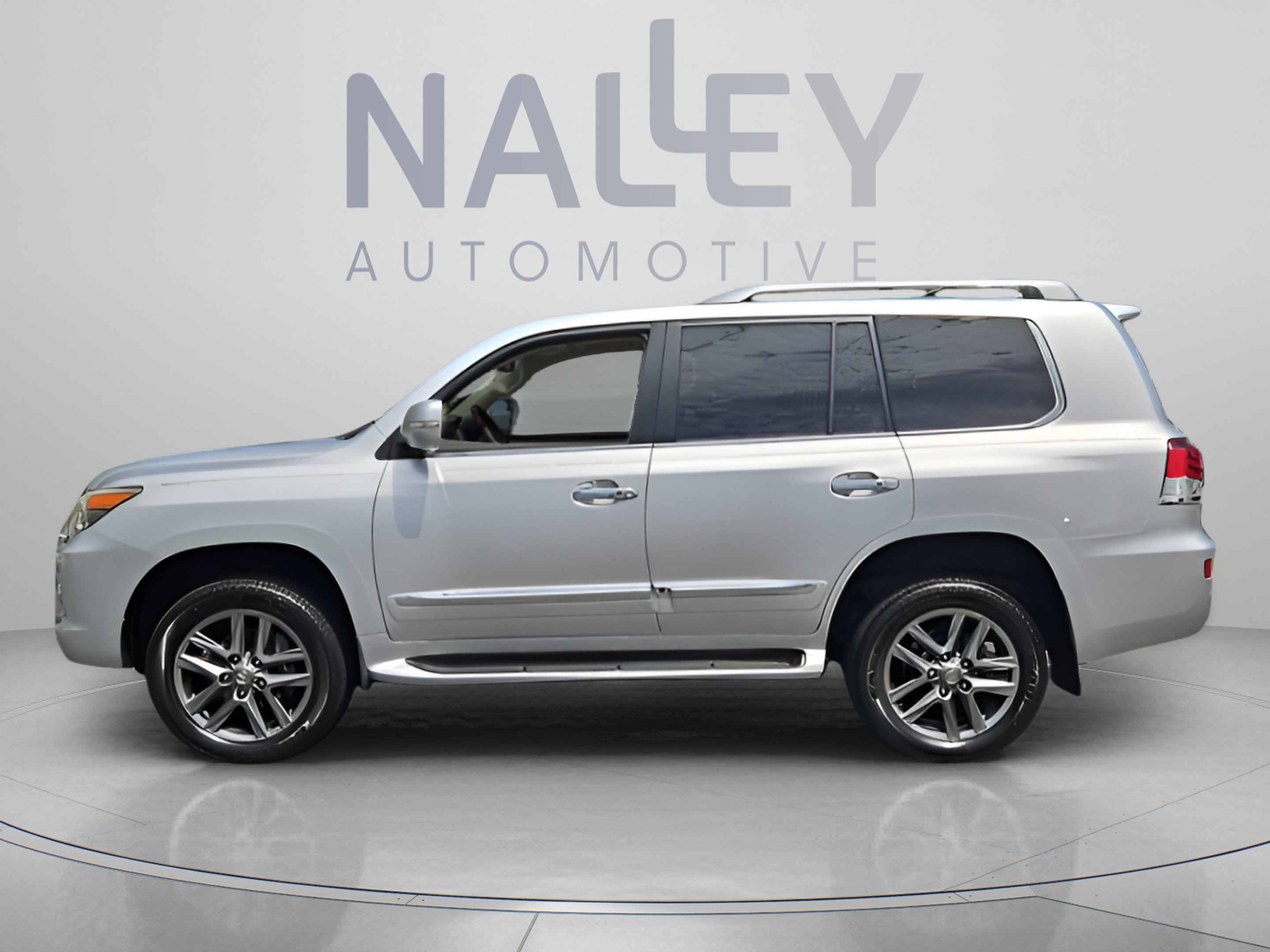 Used 2013 Lexus LX 570 4WD w/ Luxury Pkg image 2