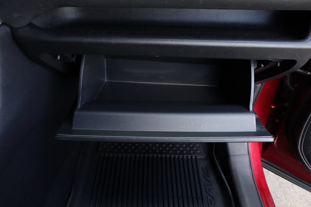 Certified 2021 Toyota RAV4 LE AWD/4WD image 39