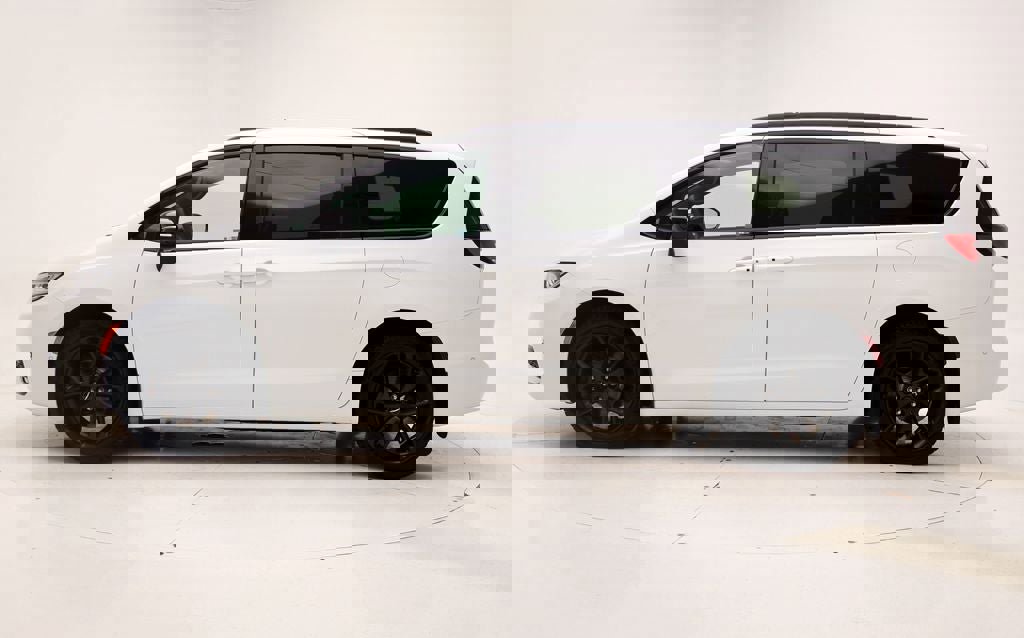 Used 2024 Chrysler Pacifica Limited w/ S Appearance Package image 6