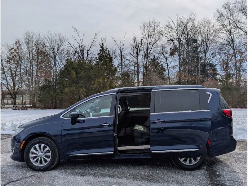 Used 2018 Chrysler Pacifica Touring-L Plus image 10