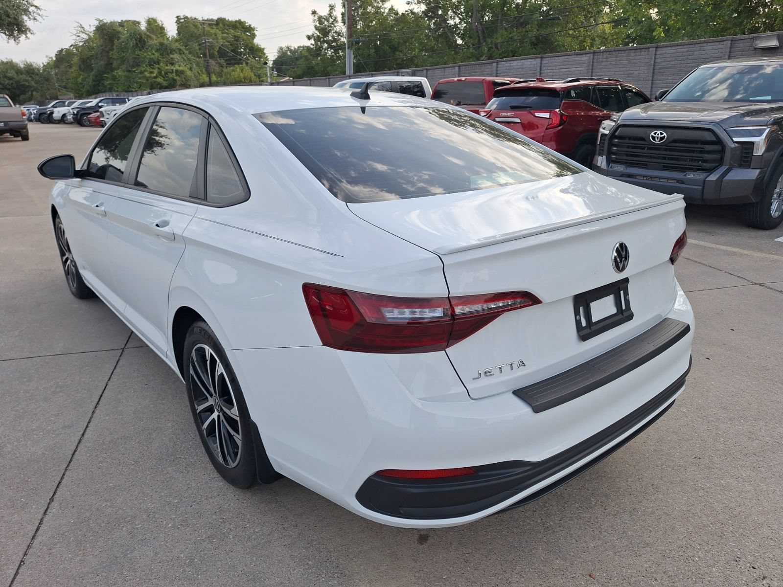 Used 2024 Volkswagen Jetta Sport FWD image 4