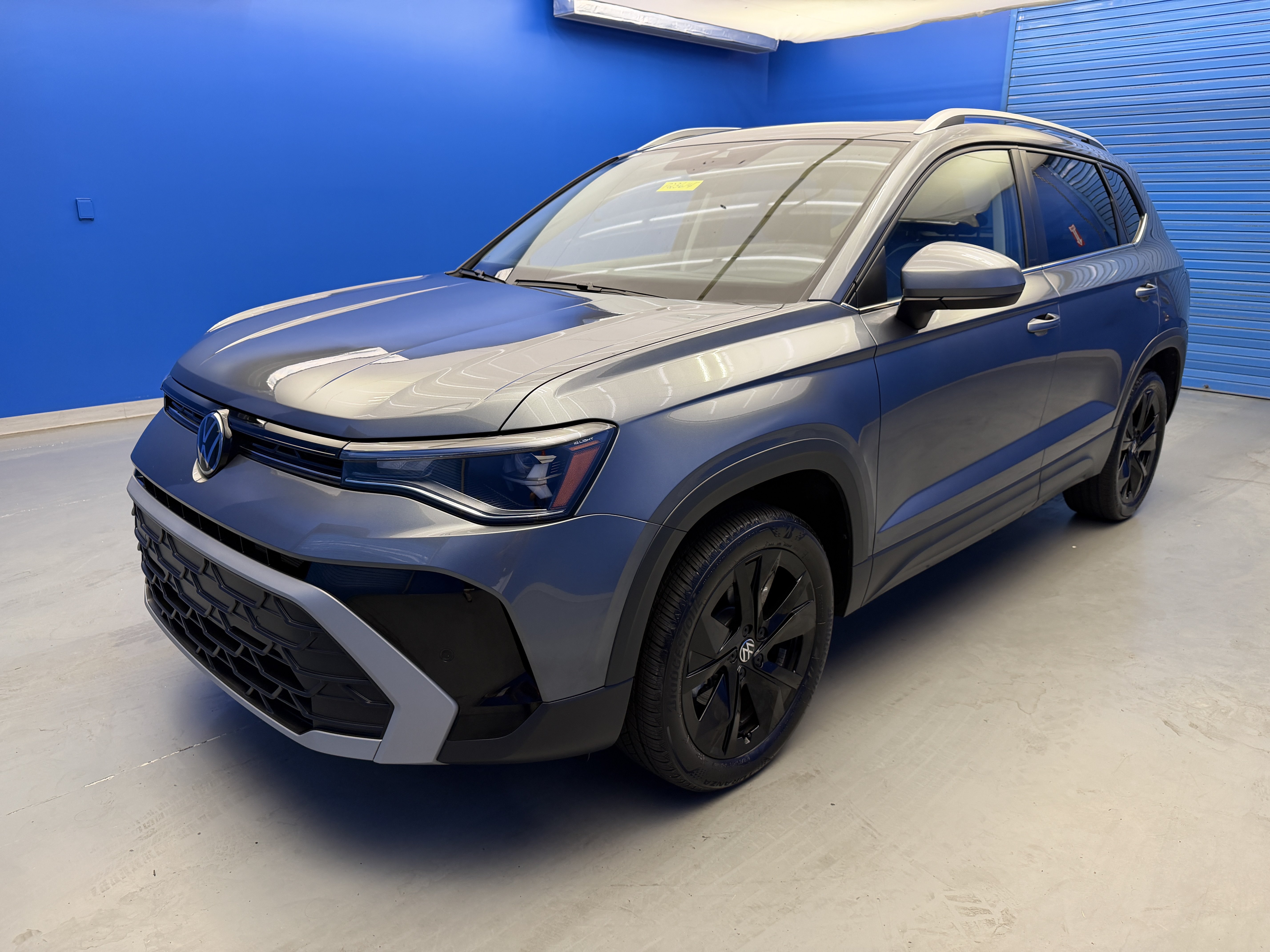 Certified 2025 Volkswagen Taos SE w/ Panoramic Sunroof Package FWD image 4