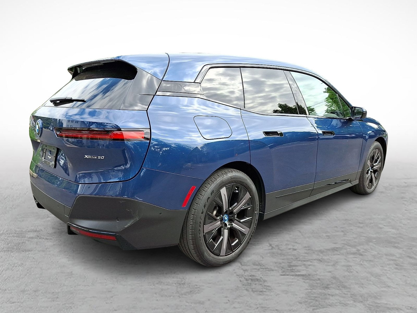 Used 2023 BMW iX xDrive50 w/ Premium Package AWD/4WD image 6
