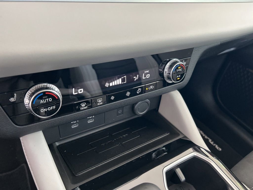 New 2025 Mitsubishi Outlander SE image 43