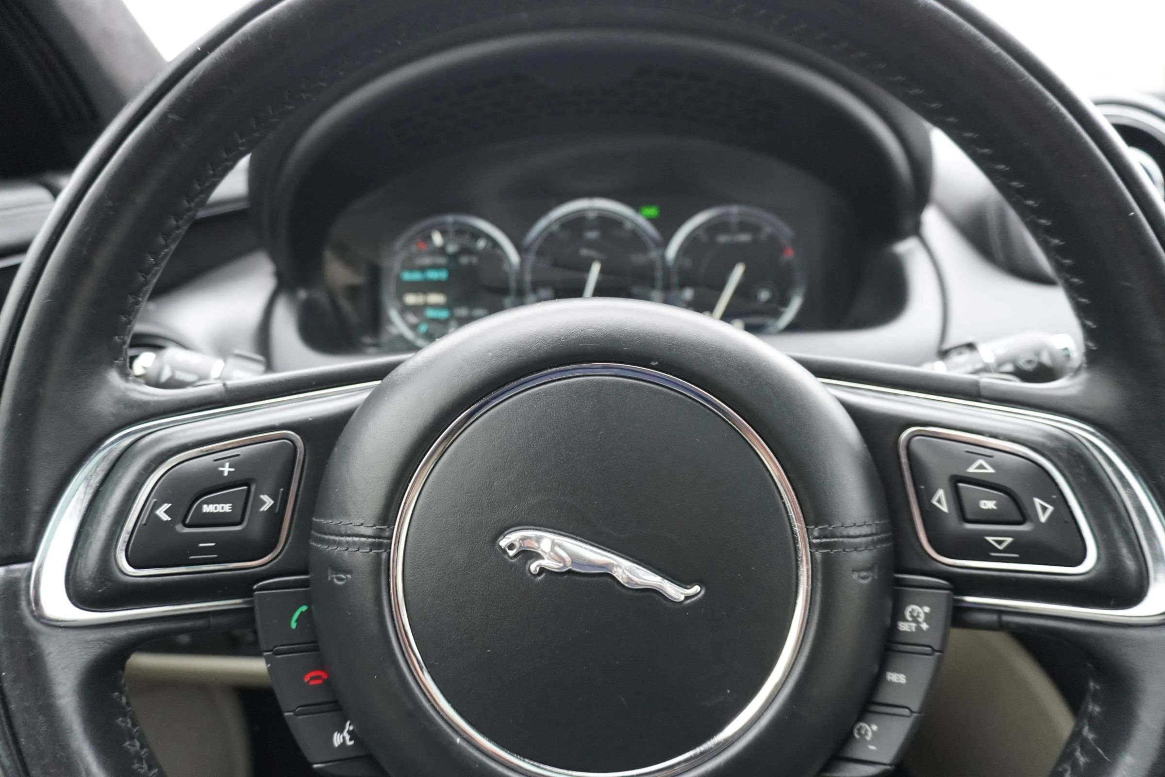 Used 2015 Jaguar XJ image 23