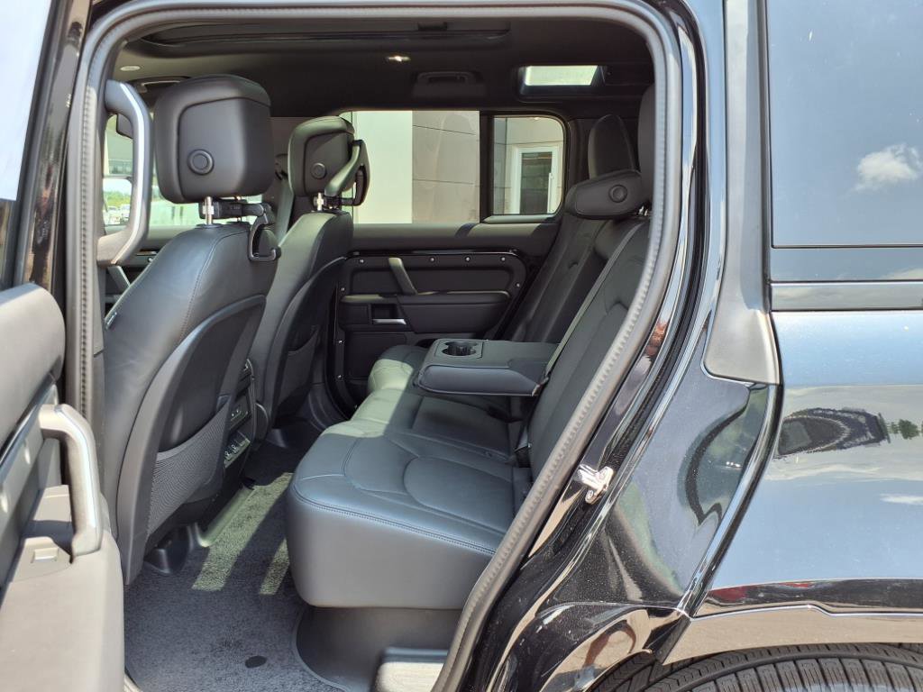 Certified 2025 Land Rover Defender 110 X-Dynamic SE image 23