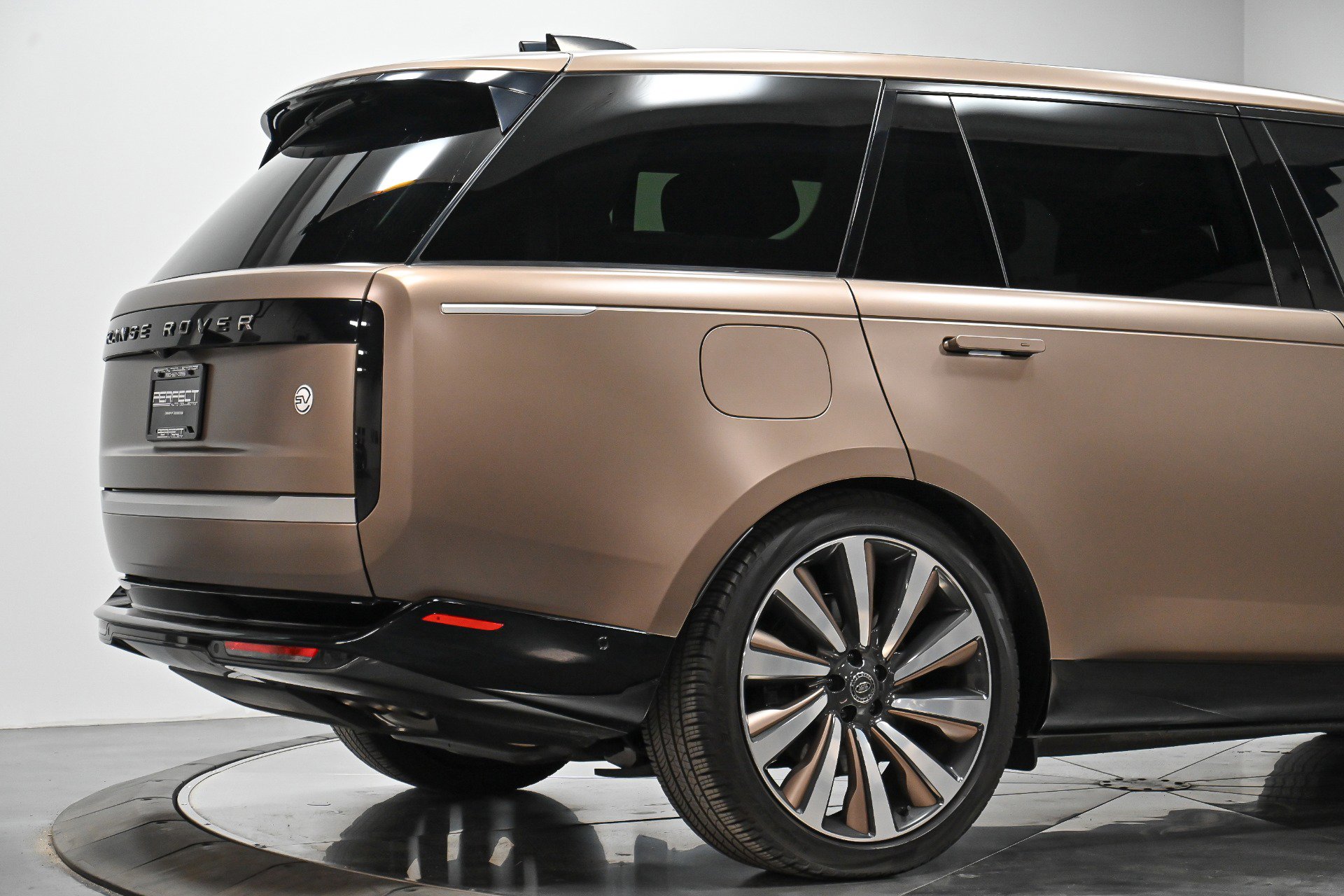 Used 2023 Land Rover Range Rover LWB SV Autobiography image 16