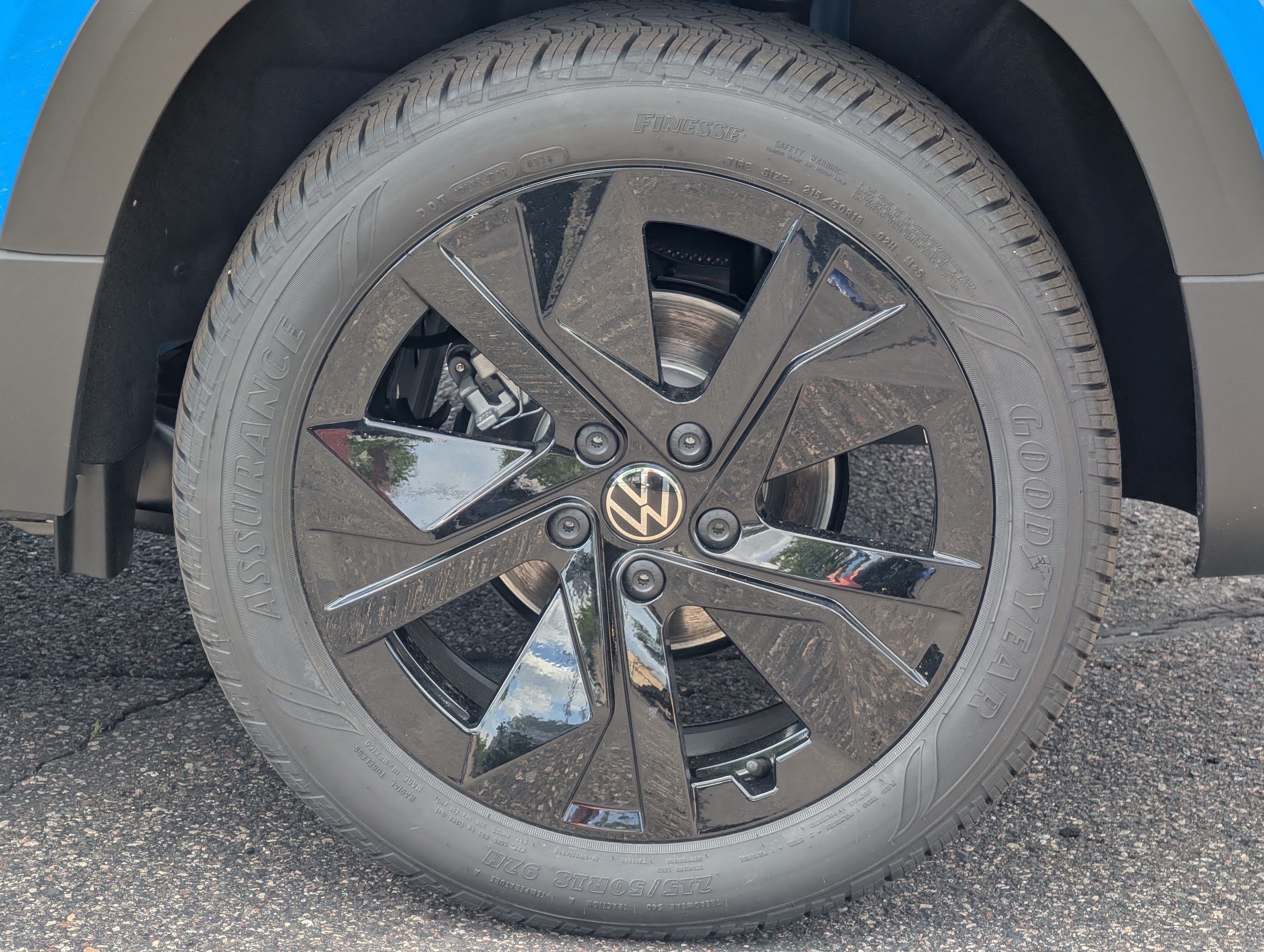 New 2026 Volkswagen Taos SE FWD image 3