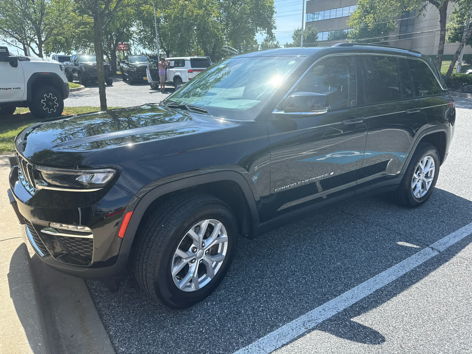 Used 2023 Jeep Grand Cherokee Limited AWD/4WD image 2