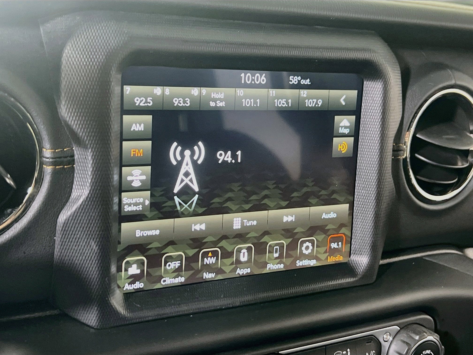 Used 2020 Jeep Wrangler Unlimited Sahara AWD/4WD image 15