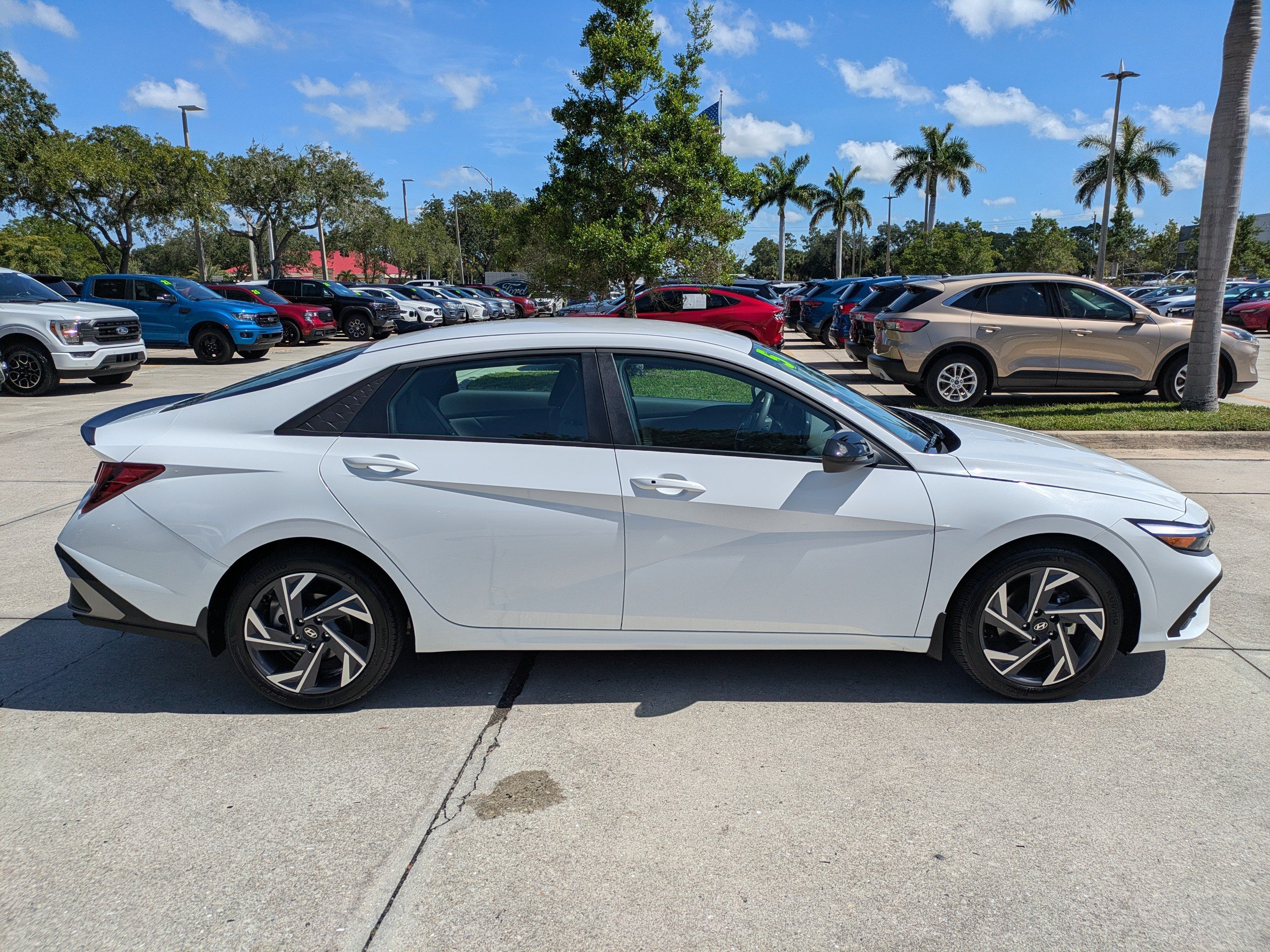 Used 2025 Hyundai Elantra Sport FWD image 3